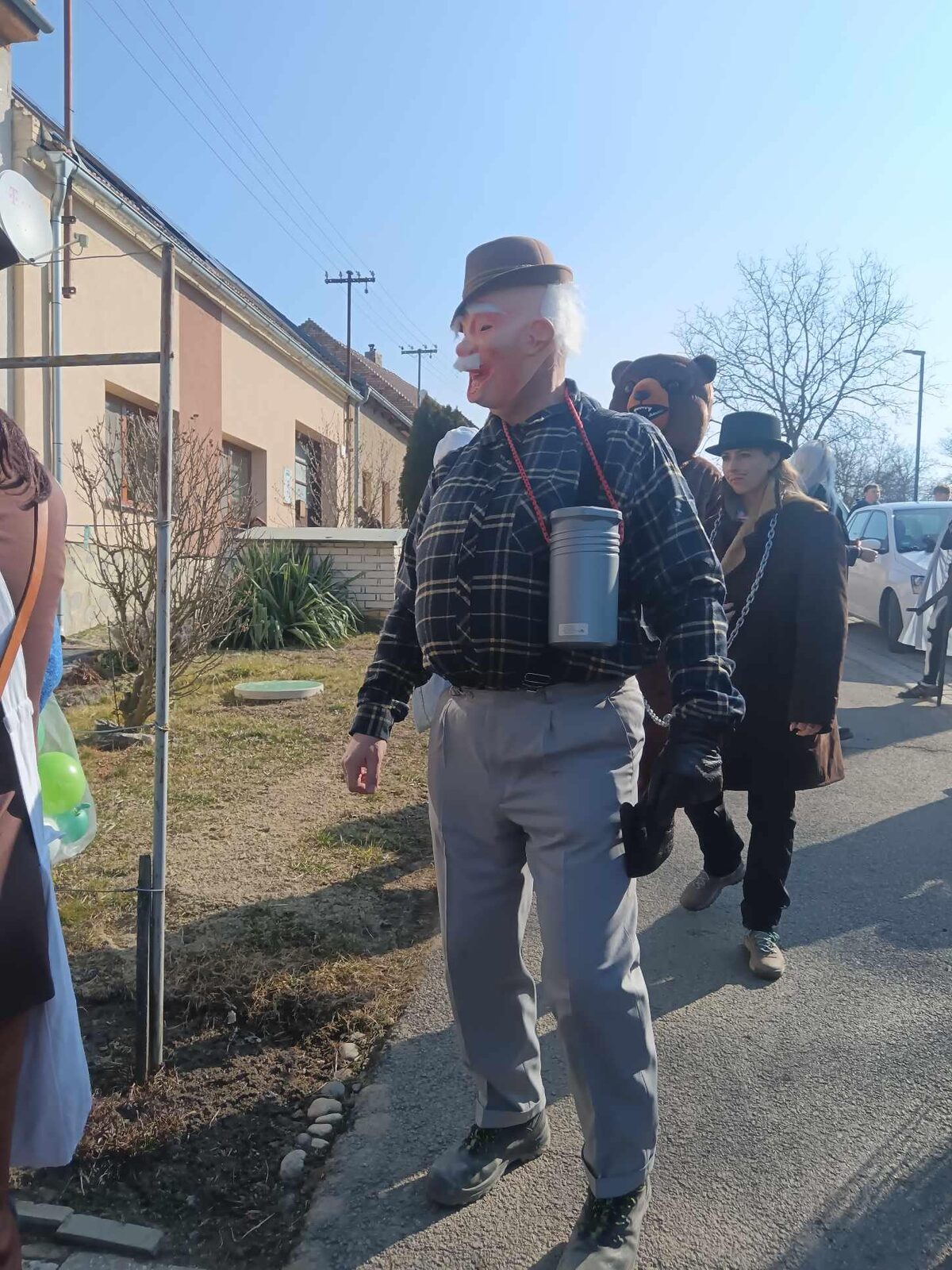 Ostatková maska — důchodkyně s konvičkou