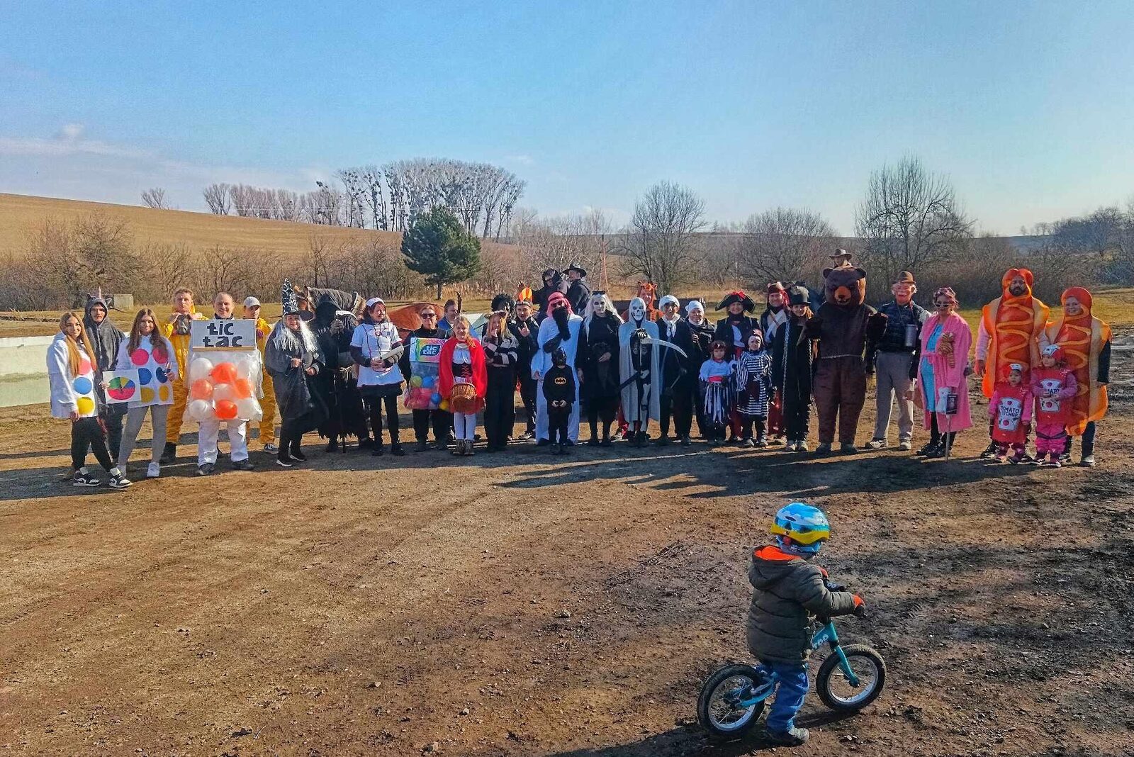 Skupina masek na masopustním průvodu, 1. března 2025